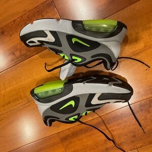 Nike Air Max 200 Low, Boys Size 7 Gray/Electric Green